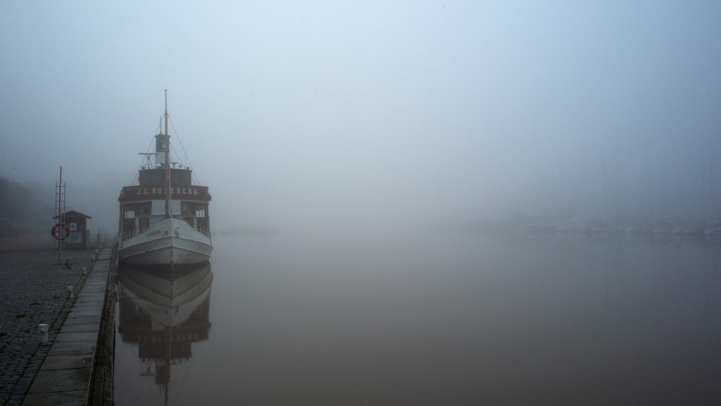 Runeberg-laiva ankkuroituna sumuisessa säässä Porvoossa.